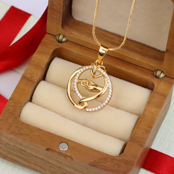 "Graceful Hand & Heart Rose Gold Pendant – Sparkling Circle Design, XPPT1554 - Picture 4 of 13